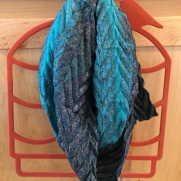 Shimmery infinity scarf with peacock colors - Picture 2 of 4